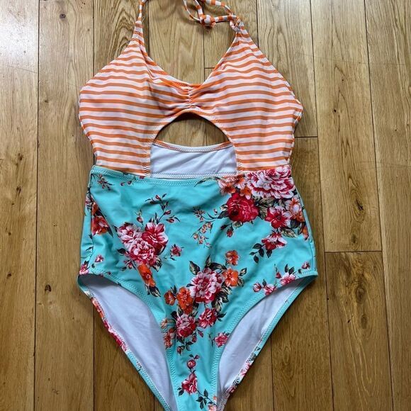 NWT Cupshe Swimsuit Size M - Picture 1 of 3